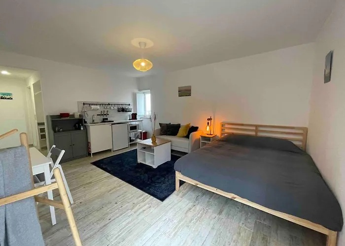 Spacious In Sunny Minutes To *