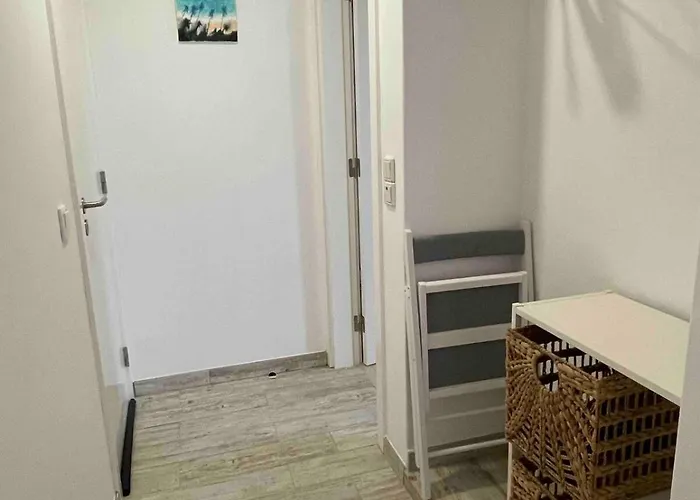 Spacious In Sunny Minutes To 아파트 로리냐