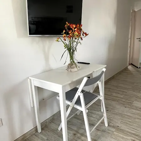 Spacious In Sunny Minutes To Apartamento